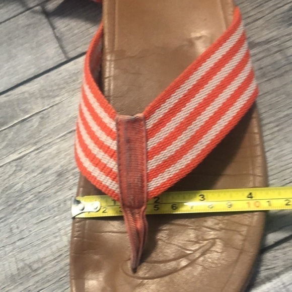 Fitflop unisex in a orange and cream striped color with a heel & wobble board - Picture 10 of 12